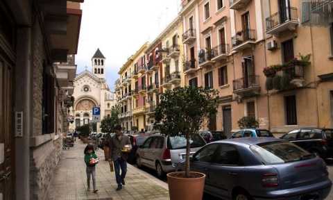 Alto, basso, ricco, povero, italiano, straniero: Madonnella e i suoi contrasti